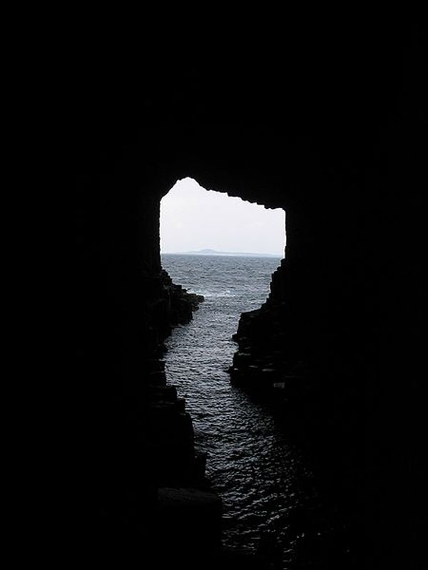 Fingals_cave_Staffa_Iona_Scotland_deepInside