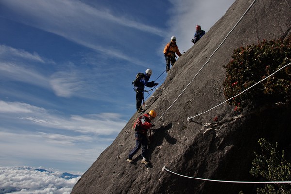 3-wires-cable-bridge-on-the-Worlds-Highest-Via-Ferrata1