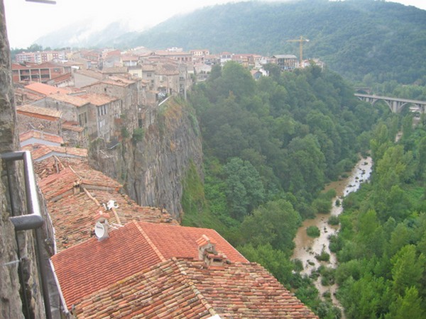 Castellfollit de la Roca - Cliff Top Town in Spain ~ Kuriositas
