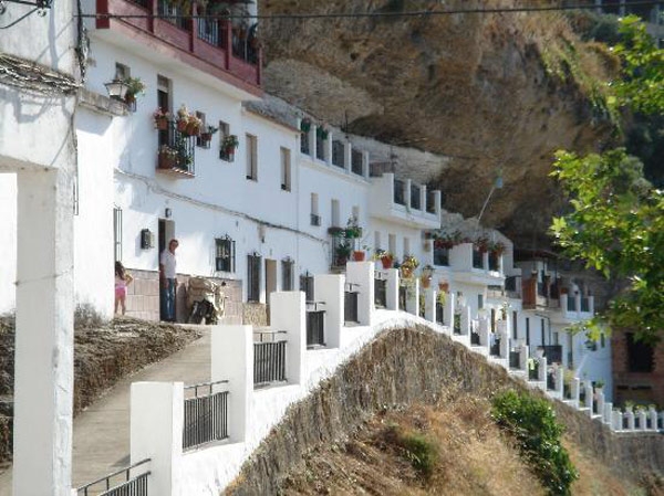 setenil-city-under-rock-unusual-place